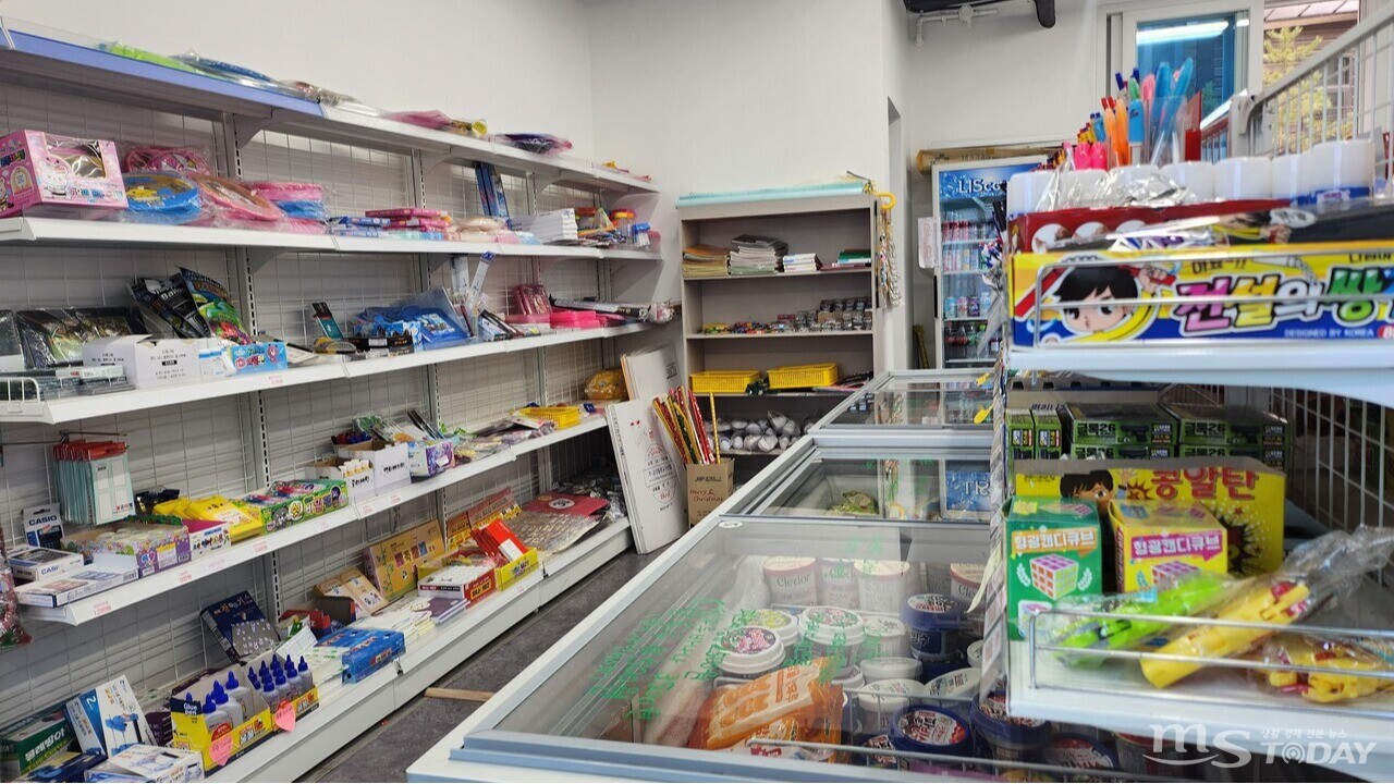 춘천의 한 무인 아이스크림 할인점에서 각종 학용품을 판매하고 있다. (사진=진광찬 기자)