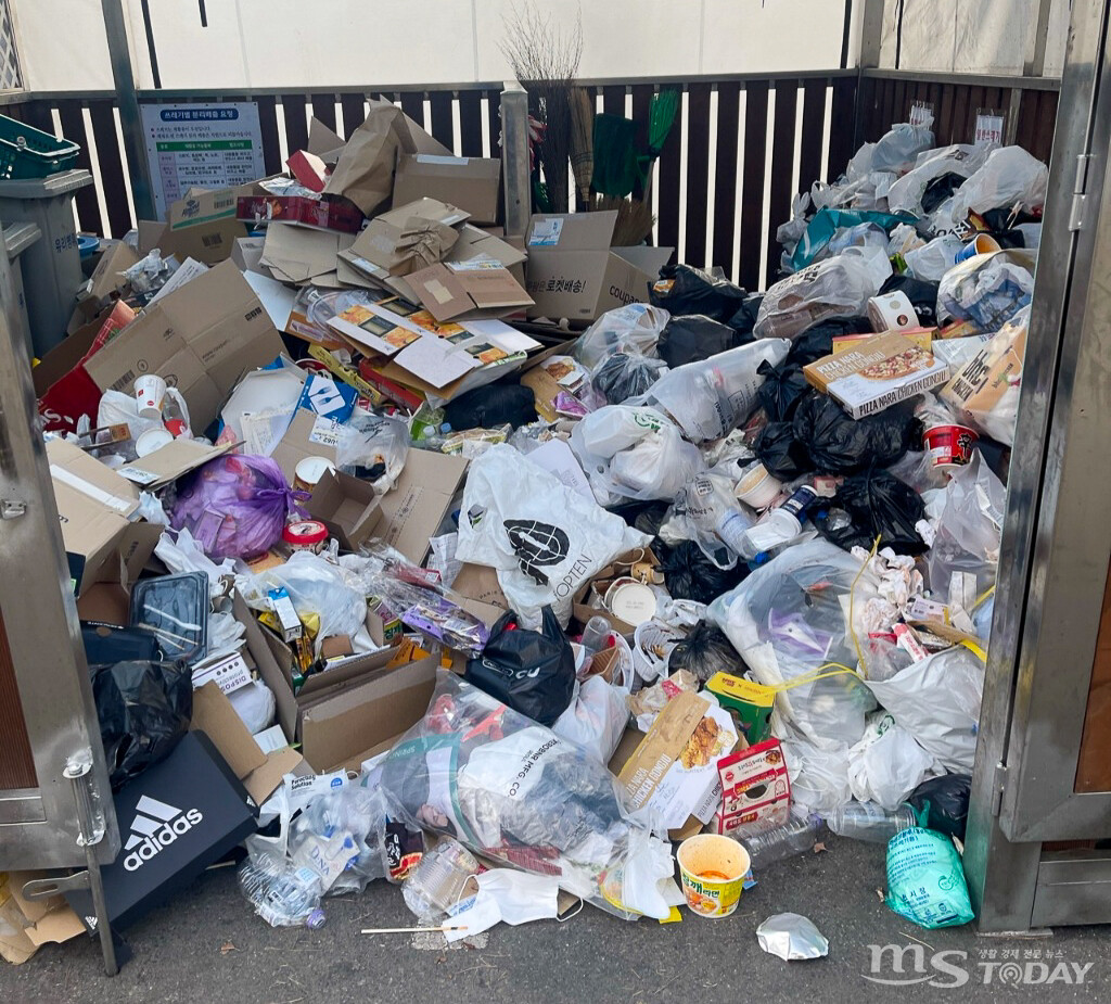 7일 강원대학교 춘천캠퍼스의 한 기숙사 쓰레기 분리수거장에 쓰레기들이 혼합 배출돼 악취가 발생하고 있다. (사진=박민경 인턴기자)