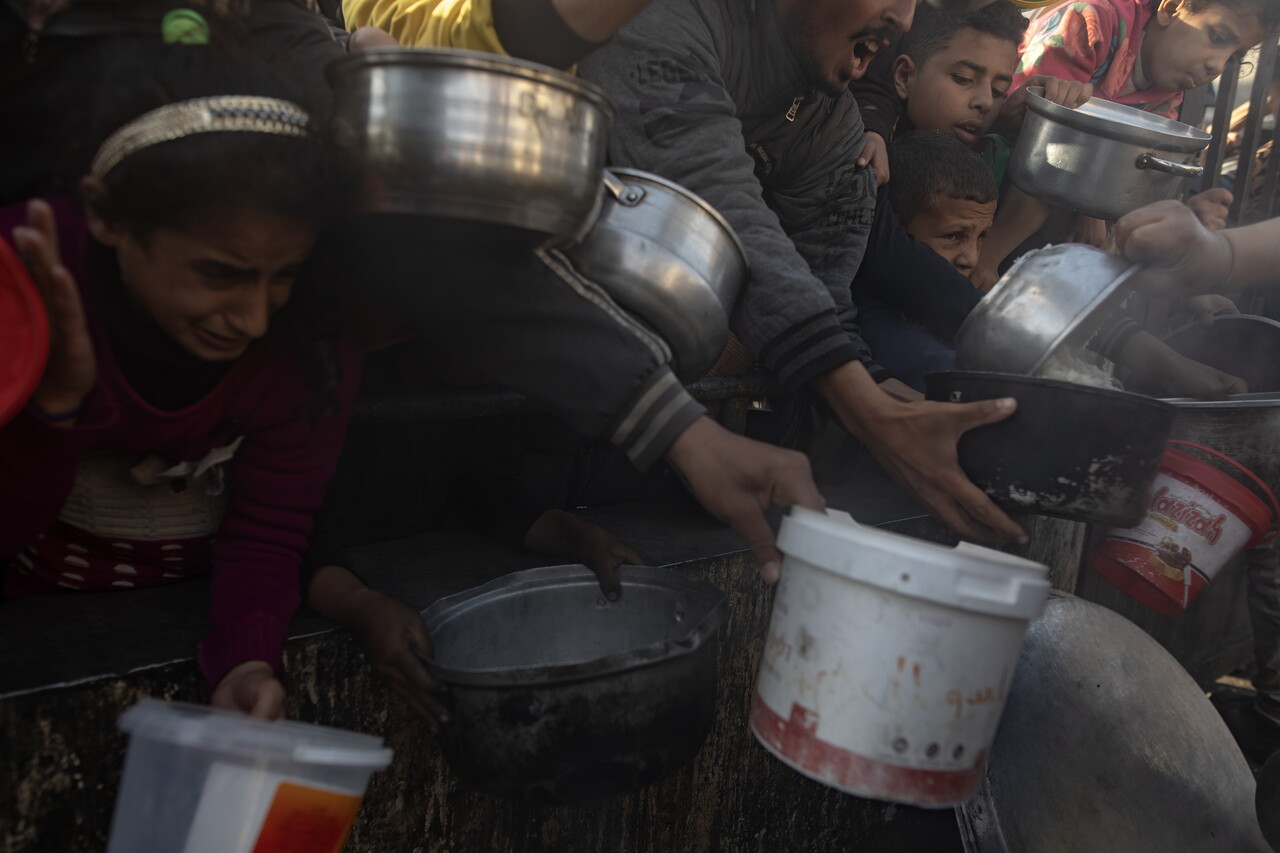 구호 식량 받으러 몰려든 가자 주민들. 자료사진입니다.. 사진=연합뉴스