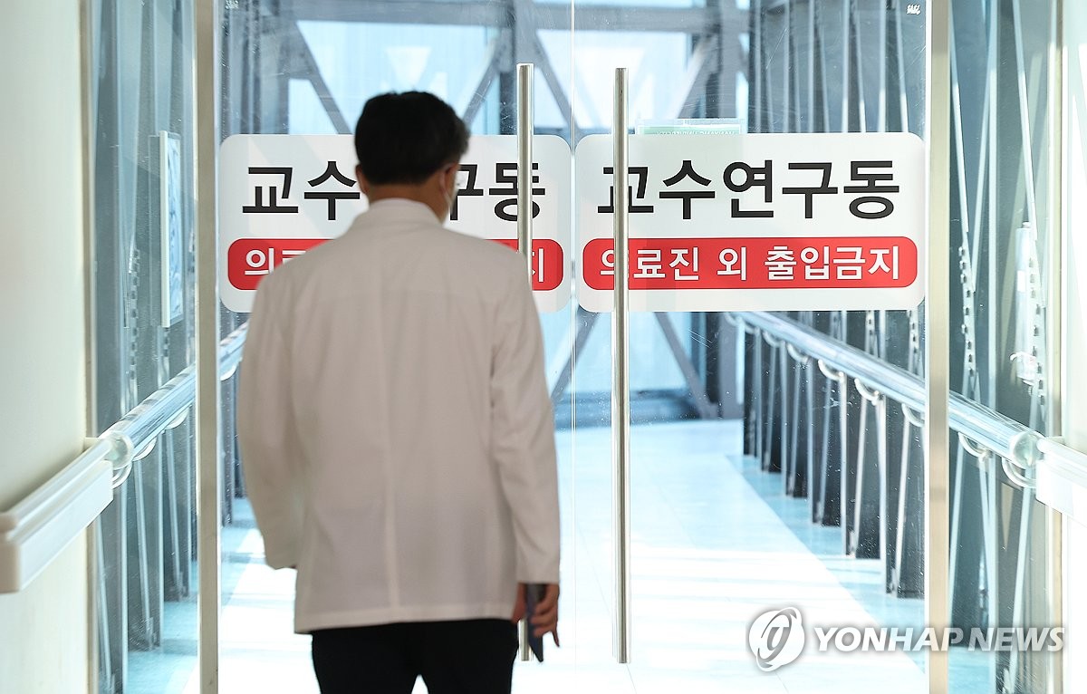 15일 오전 서울 시내 한 대형병원에서 의료 관계자가 교수연구동으로 향하고 있다. (사진=연합뉴스)