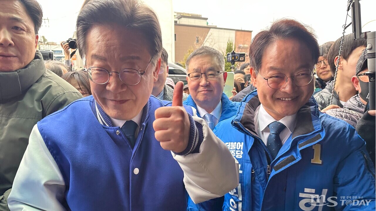 이재명 더불어민주당 대표(사진 왼쪽)가 19일 춘천 중앙시장에서 전성 변호사(중앙), 허영 의원(오른쪽)과 거리 유세를 벌이고 있다. (사진=최민준 기자)