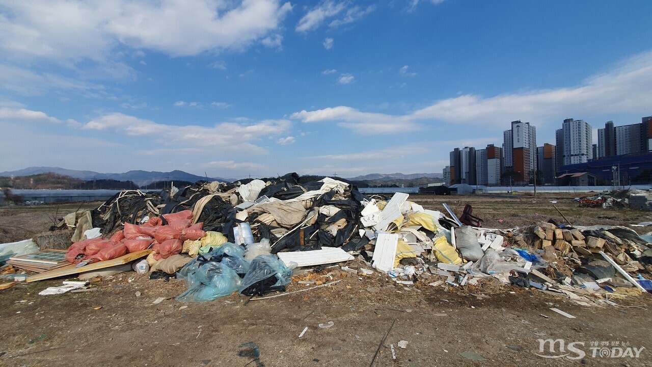 지난 21일 사농동 553 일대에 쌓여있는 쓰레기 더미. (사진=이종혁 기자)