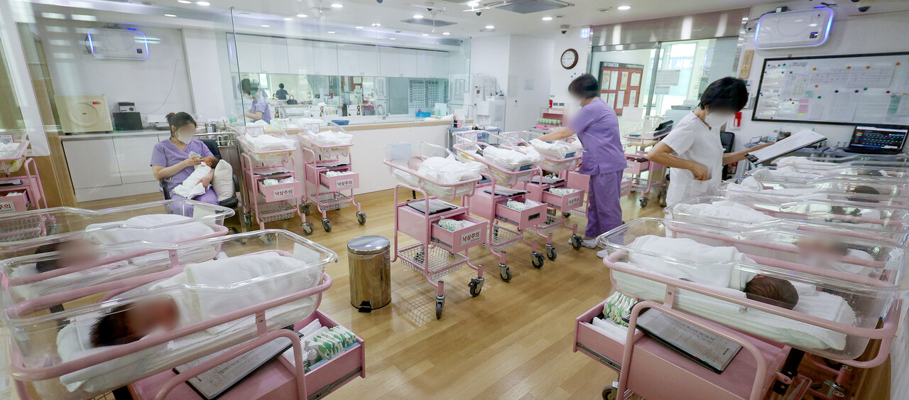 서울 시내 한 산후조리원 신생아실에서 간호사 등 관계자들이 신생아들을 돌보고 있다. (사진=연합뉴스)