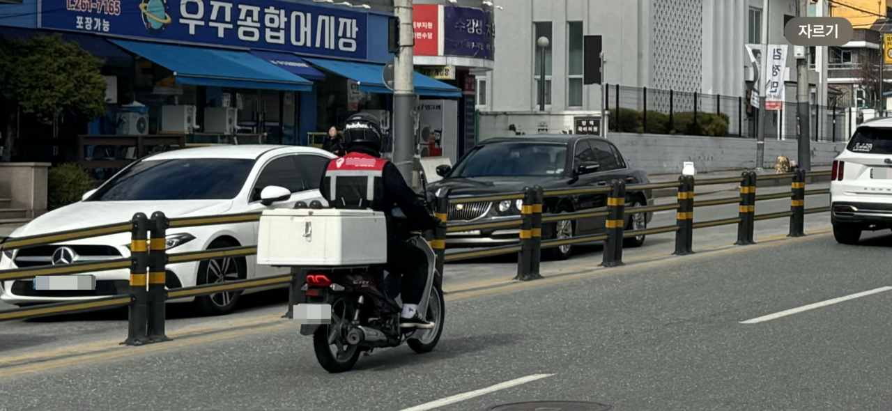 26일 춘천 효자동 도로에서 한 배달대행업체 소속 기사가 오토바이를 운전하고 있다. (사진=김용진 인턴기자)