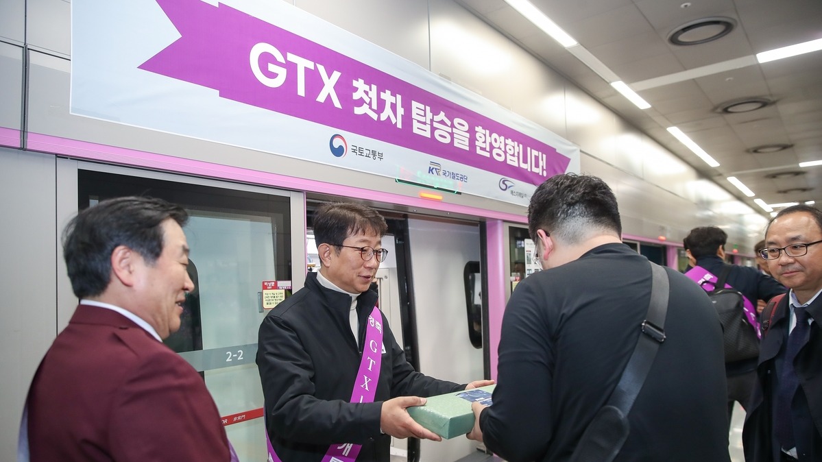 GTX 첫 차 탑승객을 맞이하는 박상우 국토부 장관. (사진=국토교통부)