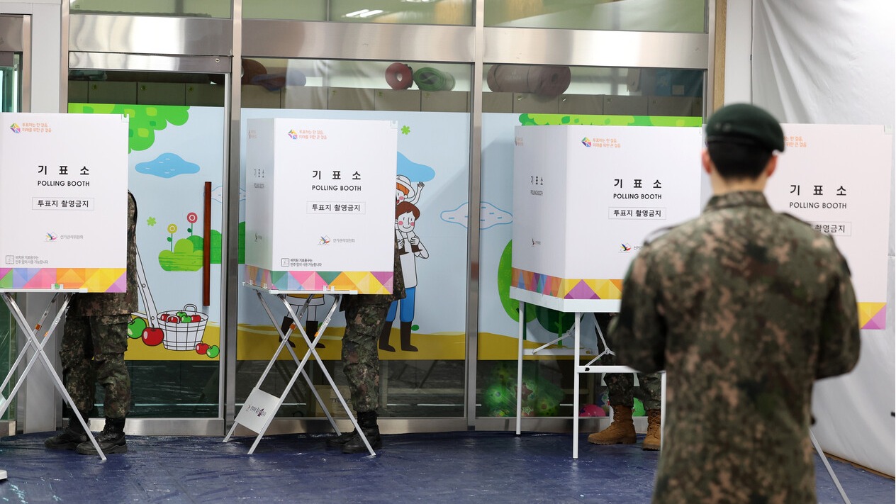 제22대 국회의원 선거 사전투표일 첫날인 5일 오전 춘천시 신북읍 주민자치센터에 마련된 사전투표소에서 장병 유권자들이 투표하고 있다. (사진=연합뉴스)