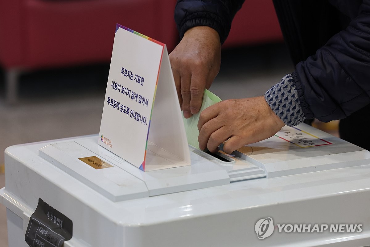 제22대 국회의원선거 투표일인 10일 오전 서울 광진문화예술관에 설치된 자양3동 제7투표소에서 유권자가 투표용지를 투표함에 넣고 있다. (사진=연합뉴스)