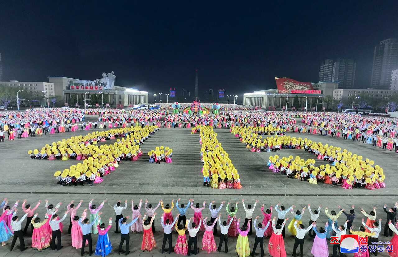 지난해 진행된 태양절 기념 북한 청년학생들 야회. 사진=연합뉴스