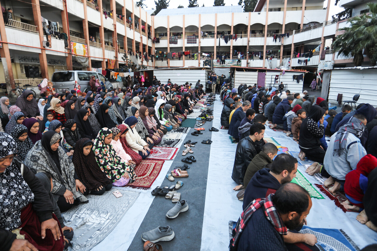 이드 알피트르 첫날을 맞아 사원에서 기도를 올리는 라파의 팔레스타인 주민들. 사진=연합뉴스