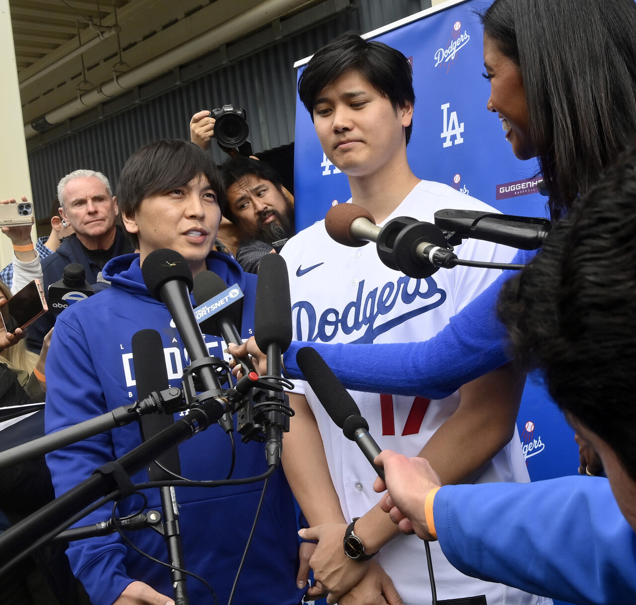 지난해 12월 언론 인터뷰중인 LA 다저스의 오타이 쇼헤이(오른쪽)와 前통역사 미즈하라 잇페이(왼쪽) . 사진=연합뉴스