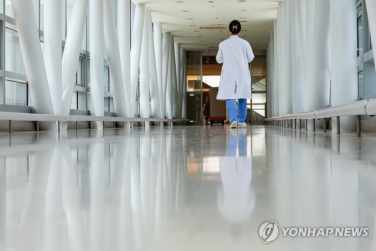 의과대학 정원 증원안을 둘러싼 정부와 의료계의 갈등이 계속되는 가운데 17일 서울 시내 한 대형병원에서 한 의료관계자가 이동하고 있다. (사진=연합뉴스)