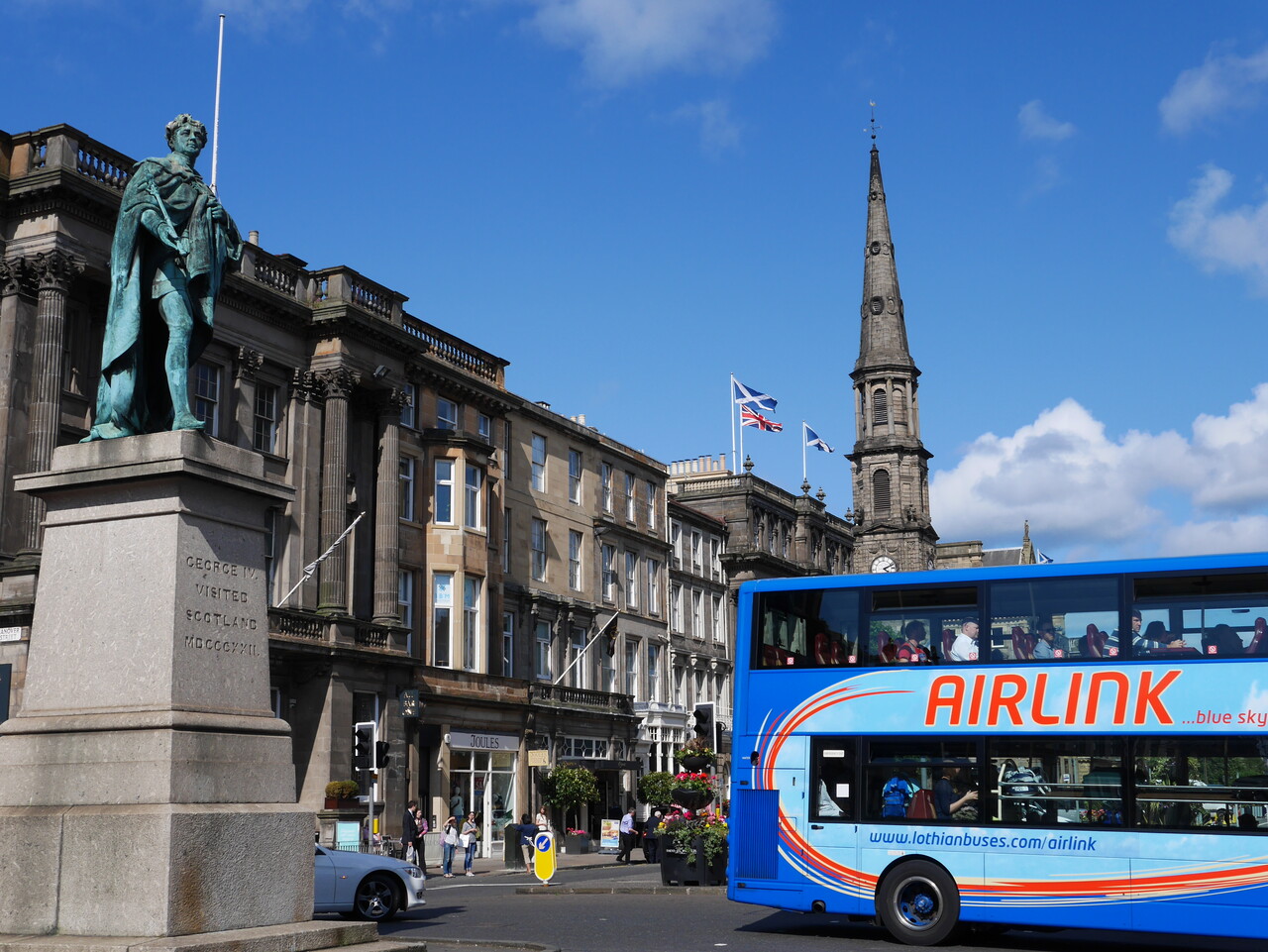 런던에서 빨간 이층 버스만 보다가 파란색 이층 버스를 보니까 비로소 스코틀랜드에 온 것이 실감난다. 사진=강이석