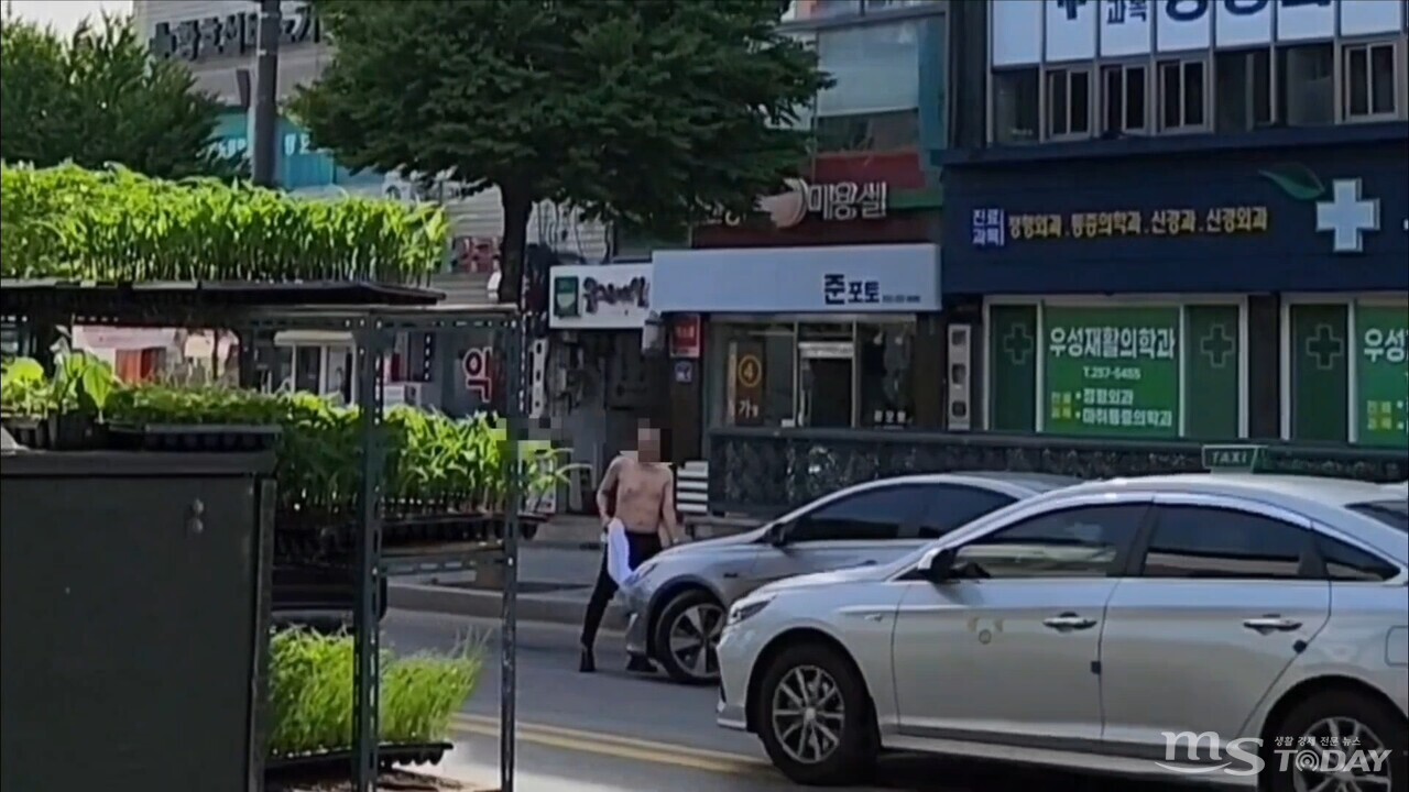 28일 오후 4시 30분쯤 한 남성이 춘천 중앙로 일대 도로의 차를 가로막고 있다. (사진=독자 제보)