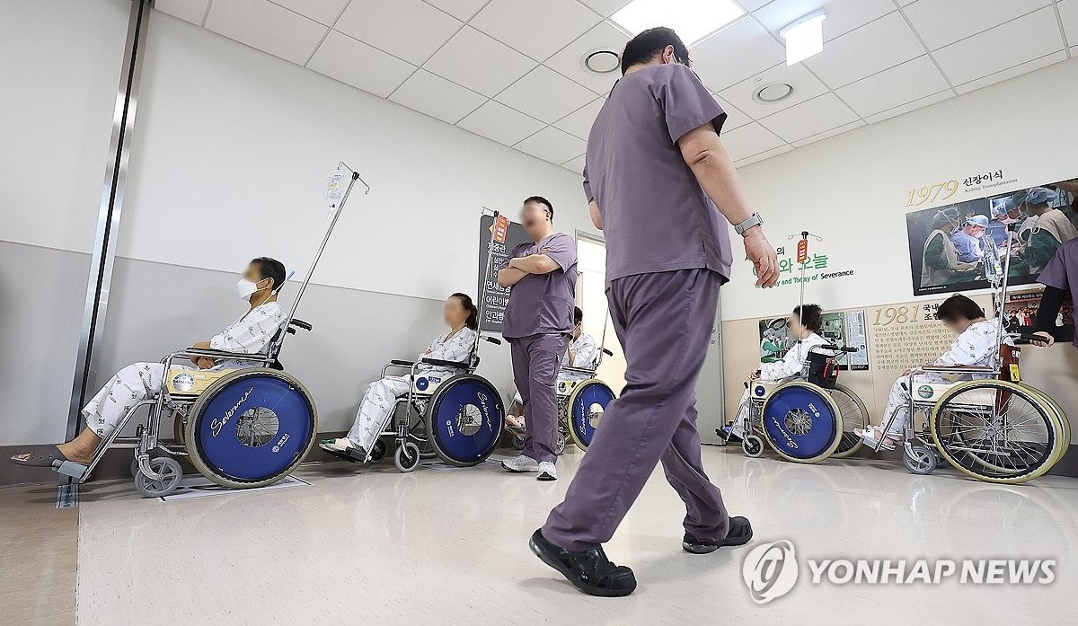 휠체어 타고 기다리는 환자들.(사진=연합뉴스)
