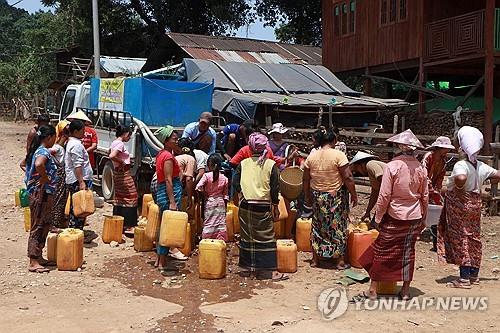 미얀마 카야주 난민캠프에서 식수를 받는 난민들. 사진=연합뉴스