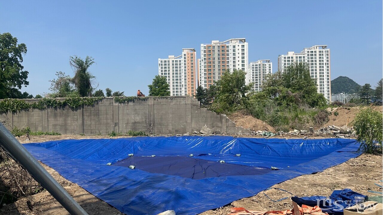 10일 오후 춘천 근화동 옛 국정원 부지에서 담장 철거가 진행되고 있다. (사진=최민준 기자)