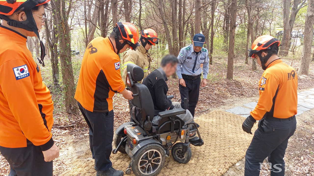 지난 4월 18일, 시큐텍 대원들이 춘천 한강수력본부 진입로 인근에서 쓰러진 장애인을 발견, 신속하게 구조한 사실이 뒤늦게 알려져 지역사회를 훈훈하게 하고 있다. (사진=제보자)